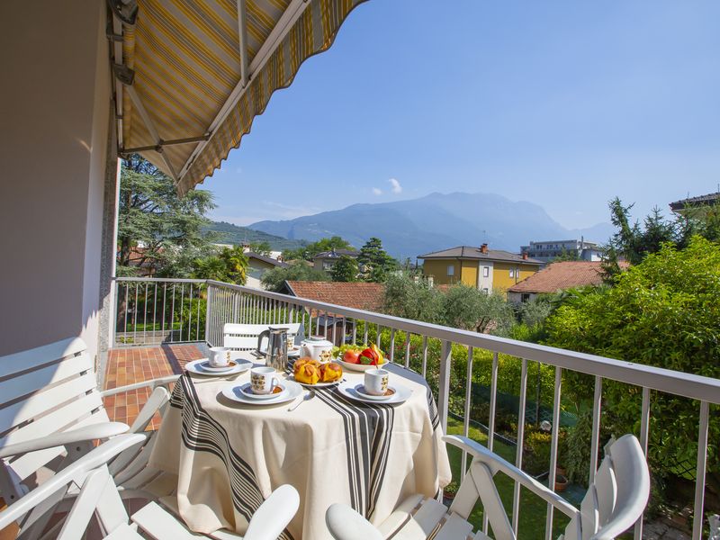 Der Balkon mit Blick auf die Berge zum Entspannen oder Essen im Freien