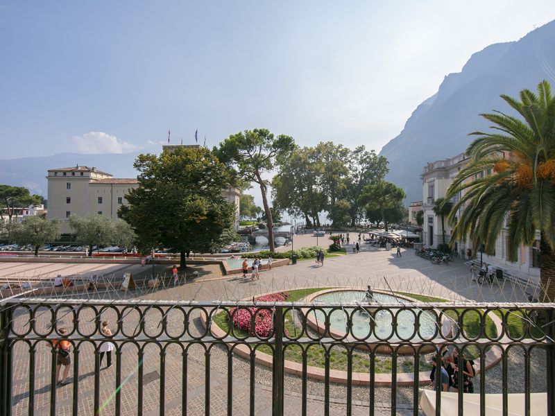 Wunderbare Aussicht auf den Platz, die Burg La Rocca, den Brunnen und den See