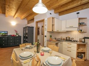 Wohnzimemr mit Estisch und offener Küche