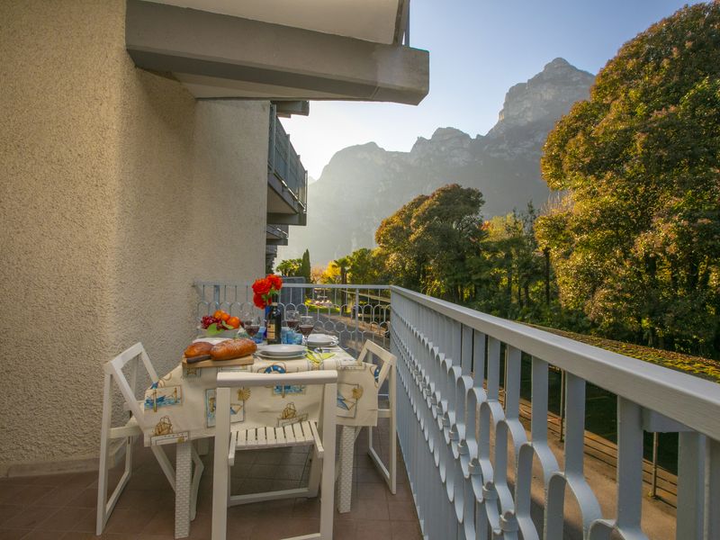 Der Balkon mit Blick auf die Berge zum Entspannen oder Essen im Freien