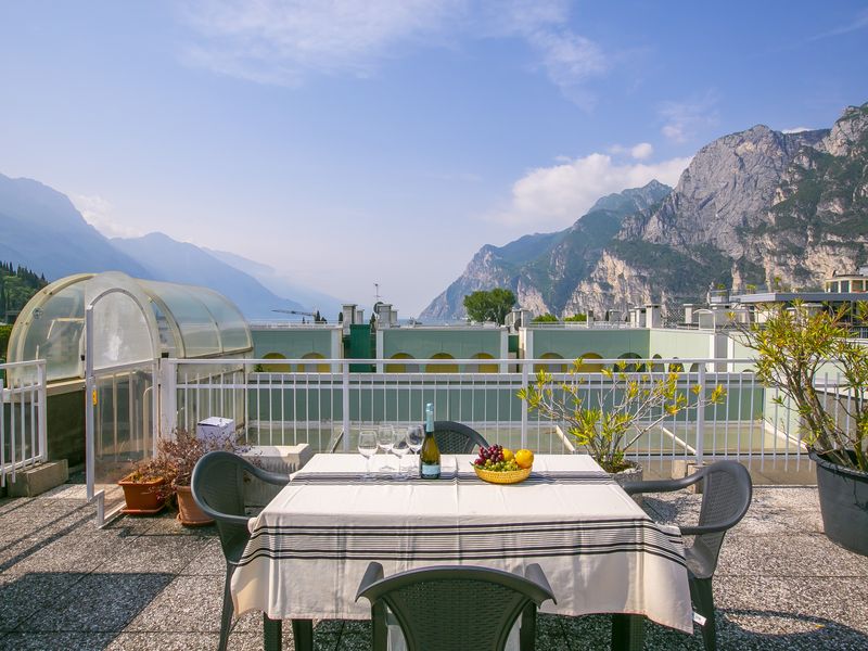 Die Terrasse mit Blick auf den Gardasee