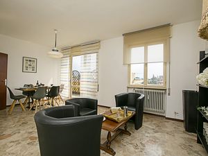 Das helle und geräumige Wohnzimmer