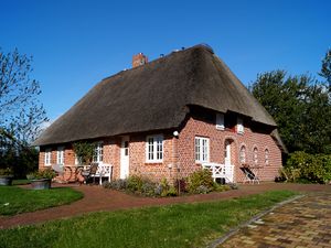 Friesenhaus Matzen mit Auffahrt und zwei der insgesamt drei Terassen.