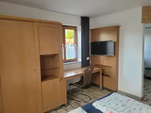 Schlafzimmer mit Arbeitsbereich