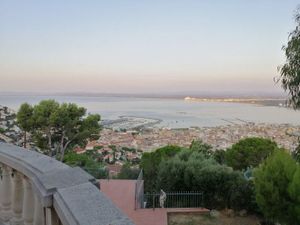 Terrasse. Blick von der oberen Terrasse auf Roses und den Fischerei- und Sporthafen von Roses.