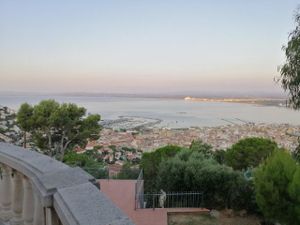 Blick von der oberen Terrasse auf Roses und den Fischerei- und Sporthafen von Roses.