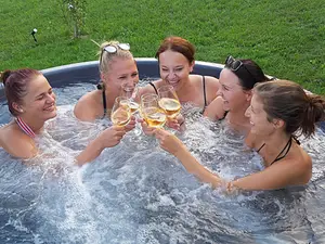 Gaudi im Hot Tub Gaudi im Hot Tub