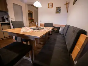 Eckbank mit Blick zum Flur