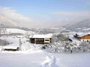 Unser Haus im Winter, Skilift nur wenige Gehminuten entfernt