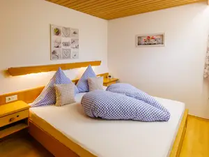 Schlafzimmer mit Doppelbett