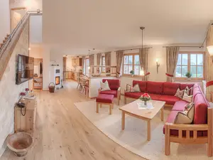 Wohnraum mit Wohnzimmer, Essbereich, Küche, Kachelofen, Aufgang zum Dachgeschoss Wohnraum mit Wohnzimmer, Essbereich, Küche, Kachelofen, Aufgang zum Dachgeschoss