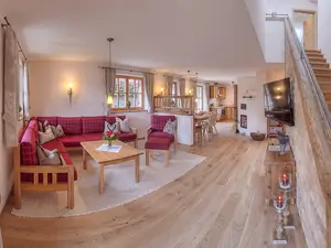 Wohnraum mit Aufgang ins Dachgeschoss Wohnraum mit Aufgang ins Dachgeschoss