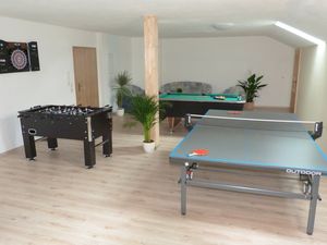 Aktivraum mit Tischtennisplatte, Kicker und Billardtisch