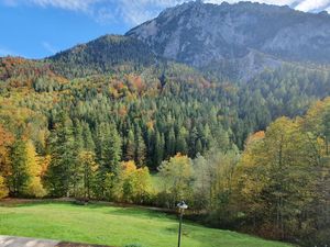 Aussicht vom Balkon auf Berg und See