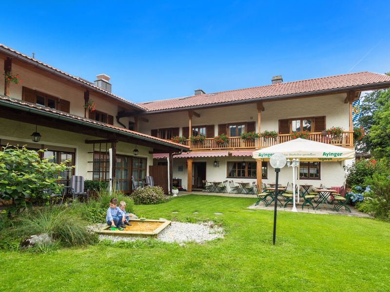 Terrasse mit Spielplatz