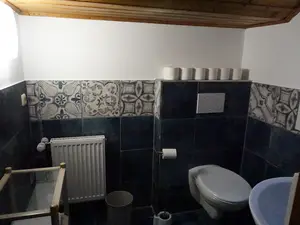 Bad mit Waschbecken und WC separat, Zellerberg