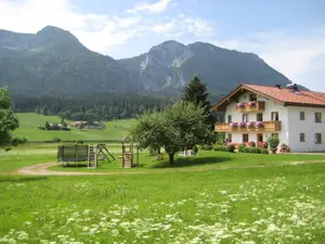 Unser Hof mit Rauschberg und Kienberg im Hintergrund Unser Hof mit Rauschberg und Kienberg im Hintergrund