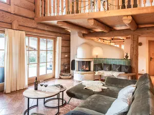 Wohnbereich mit Kamin