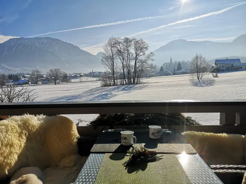 Winter mit Aussicht vom Balkon auf die Ruhpoldinger Berge