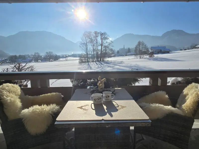 Berg Panorama-Blick vom gemütlichen Balkon der Ferienwohnung Hörndlwand in Ruhpolding auf die Winterlandschaft
