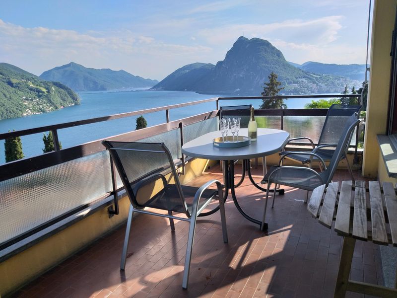 Der Balkon mit wunderbarer Aussicht lädt ein zum Verweilen: in Ruhe geniessen; essen, trinken, plaudern, ... .