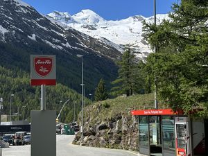 Bushaltestelle und Parkplatz direkt vor der Tür