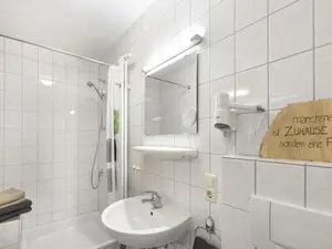 Badezimmer mit Dusche und WC