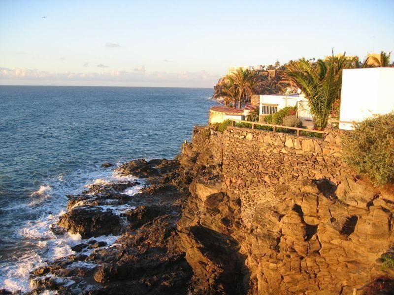 Das Grundstück liegt direkt an der Felsenküste mit Strandzugang.