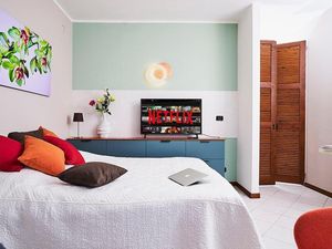 Schlafbereich. Queen-Size-Bett mid weistem Seeblick. Smart TV mit Netflix / YouTube