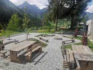 Grillplatz mit Sitzmöglichkeiten Grillplatz mit Sitzmöglichkeiten