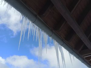 Eiszapfen am Haus