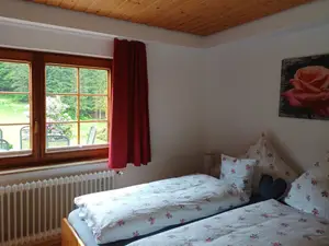 Schlafzimmer mit erhöhten Betten