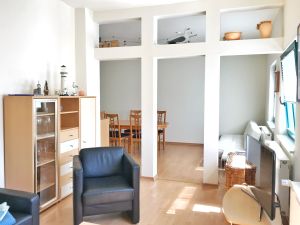 mit Blick ins Esszimmer