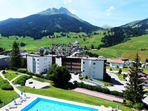 Pool mit Blick Piz Arlos