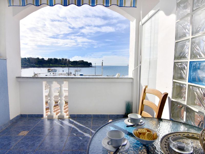 Der Balkon mit Meerblick ist mit Tisch und Stühlen ausgestattet