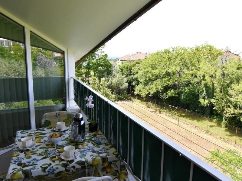 Der Balkon mit Meerblick von der Seite