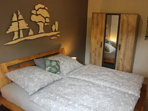 Schlafzimmer mit festem Doppelbett Schlafzimmer mit festem Doppelbett