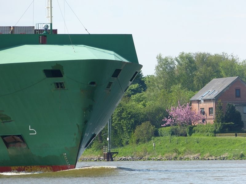 Hausansicht  mit Containerschiff