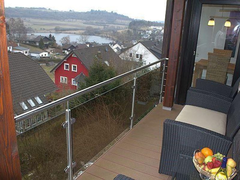 Ferienwohnung Seeblick, Balkon mit Balkonmöbeln, Richtung See