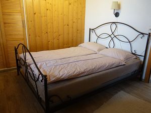 Schlafzimmer mit Doppelbett