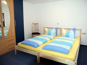 Schlafzimmer mit Kleiderschrank