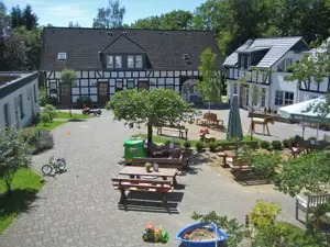 Birkenhof, Innenhof mit Landcafé, Rösterei, Spielraum und den Wohnungen im Heuschober sowie den Gartenwohnungen Birkenhof, Innenhof mit Landcafé, Rösterei, Spielraum und den Wohnungen im Heuschober sowie den Gartenwohnungen