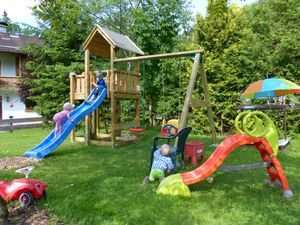 Kleiner Spielplatz mit Trampolin