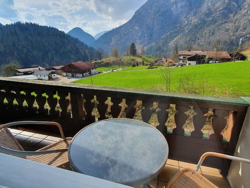 Westbalkon mit Blick ins Saalachtal