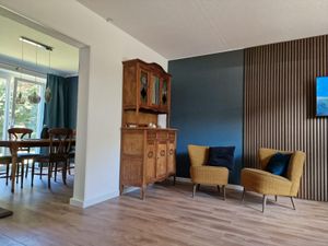 Wohnzimmer mit Durchgang zum Esszimmer