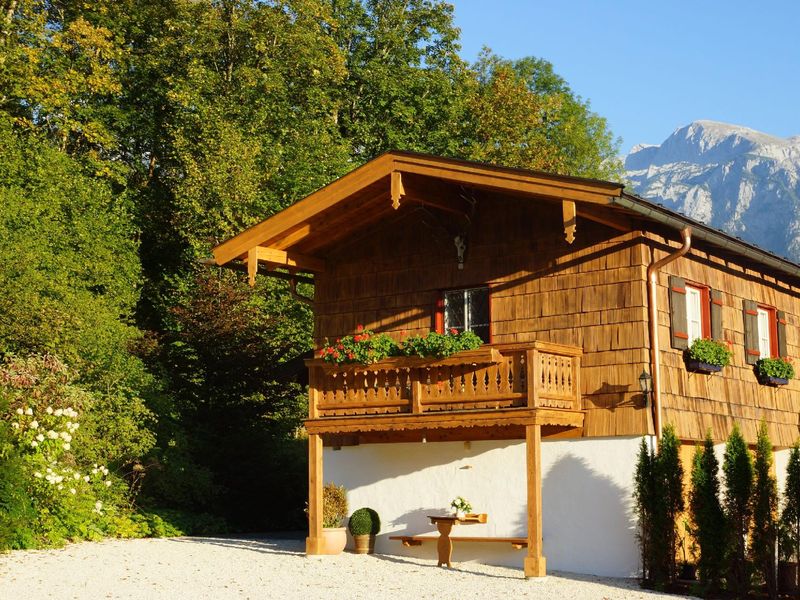 Außenansicht des Gebäudes. Der sonnige Balkon