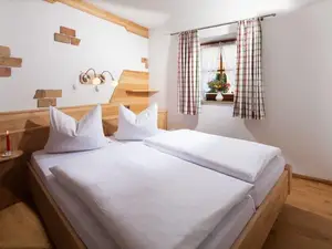 Eins von zwei Schlafzimmern