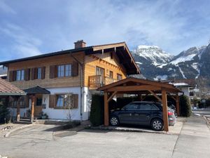 Haus Hochlenzerblick mit Parkplatz