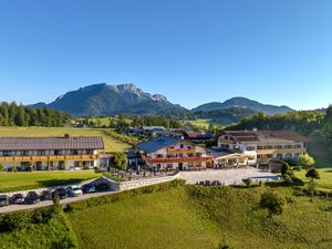 Das Hanauerlehen liegt ruhig auf einer kleinen Anhöhe zentral im Ort.