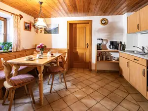 Gemütliche Stube mit Küchenzeile